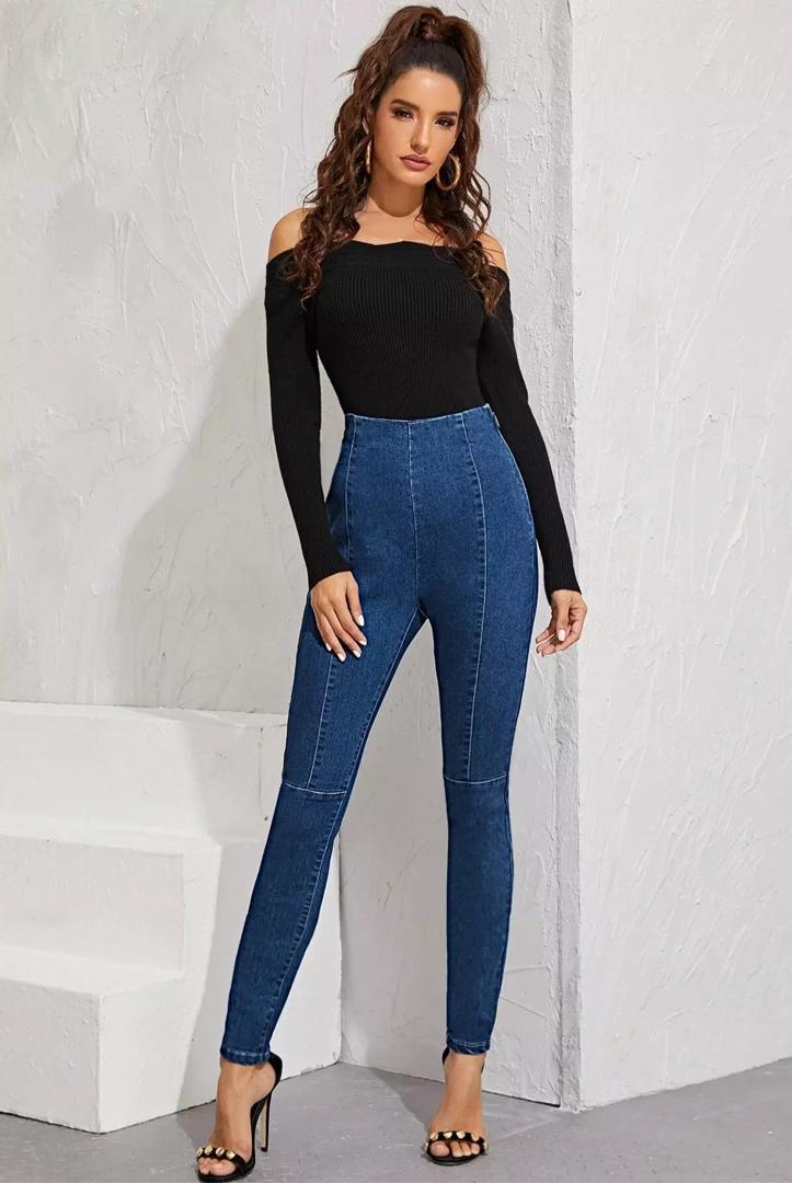 Black Top and Blue Skinny Jeans Outfit